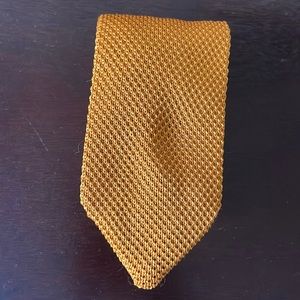 Skinny cloth orange tie with lapel pin
